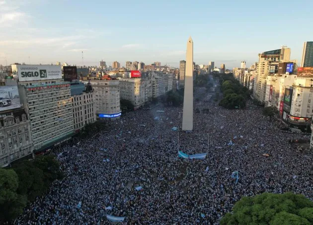 Messi và cúp vàng đã về tới Argentina, khung cảnh choáng ngợp - Bóng Đá