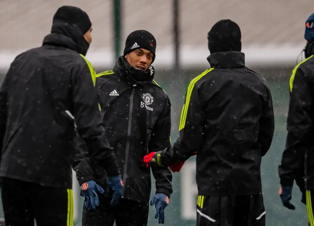 Cơn ác mộng số 9 trở lại, sân tập Man Utd yên ắng lạ thường - Bóng Đá