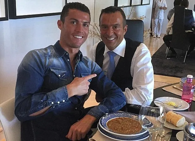 Đi nghỉ mát, Ronaldo không quên giữ phong độ bằng cách chơi bóng... chuyền - Bóng Đá