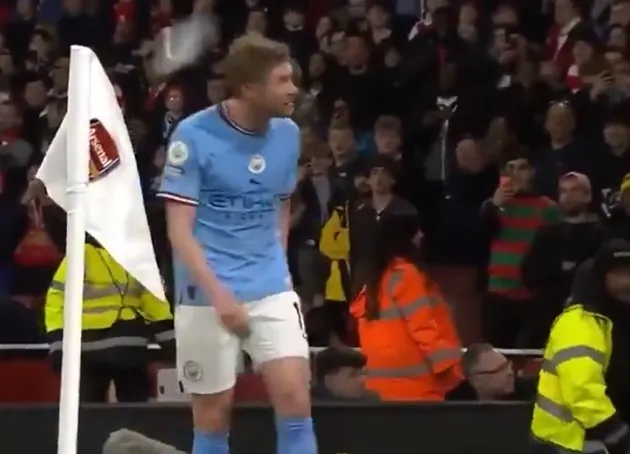 Toàn cảnh De Bruyne thô bạo với Arteta, bị CĐV Arsenal tấn công - Bóng Đá