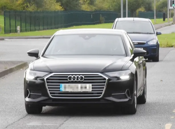 Mason Greenwood pictured leaving prison as dad comes to meet him after bail is granted - Bóng Đá