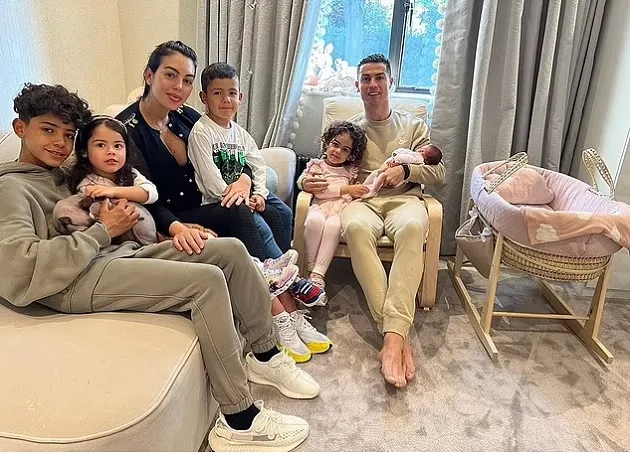 Cristiano Ronaldo's partner Georgina Rodriguez reveals they've named their newborn daughter Bella Esmeralda - Bóng Đá