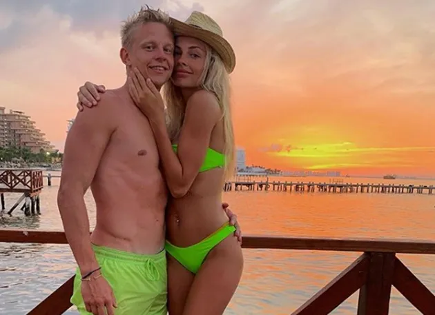 Zinchenko proposes to stunning girlfriend in stadium hours after kissing her live on TV following Ukraine’s Euros spot - Bóng Đá