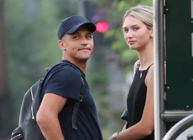 All over with Alexis Sanchez? The girlfriend is in Greece with the son of an ex… Inter - Bóng Đá