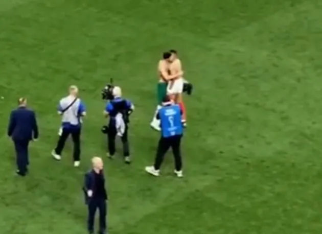 Khoảnh khắc anh hùng trọng anh hùng giữa Mbappe và Hakimi - Bóng Đá