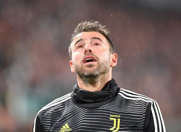 Chùm ảnh: Cây trường sinh Barzagli rơi lệ trong ngày chia tay Juventus - Bóng Đá