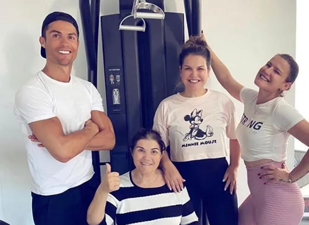 Cristiano Ronaldo reunites with family despite coronavirus lockdown to celebrate niece’s 21st birthday - Bóng Đá