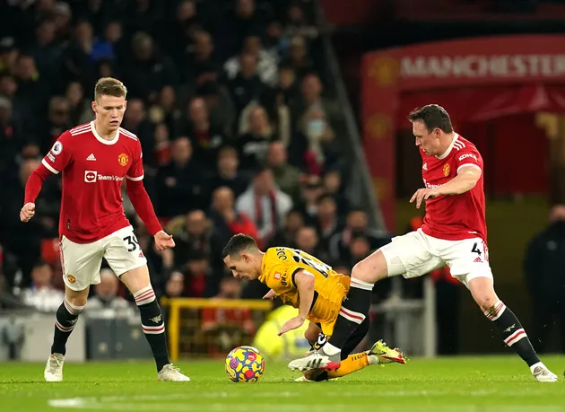 Danny Mills has claimed it is “bizarre and incredible” Phil Jones is still a Man United player. - Bóng Đá
