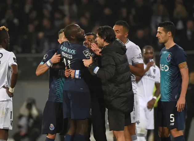 Porto star Moussa Marega tells Vitoria fans to ‘f*** yourself’ after he walks off the pitch following vile racist abuse - Bóng Đá