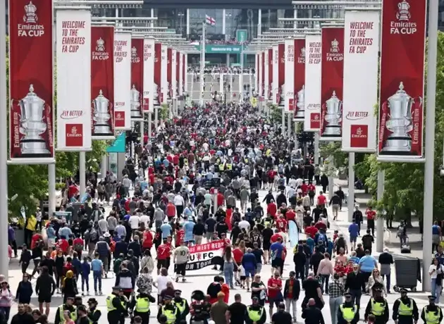 FA Cup final fans pile into Wembley for Utd v City after frantic road dash amid train strike hell… as stations lie empty - Bóng Đá