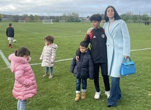 Pregnant Georgina Rodriguez wraps her bump in a cosy white faux fur coat as she brings beau Cristiano Ronaldo's twins - Bóng Đá