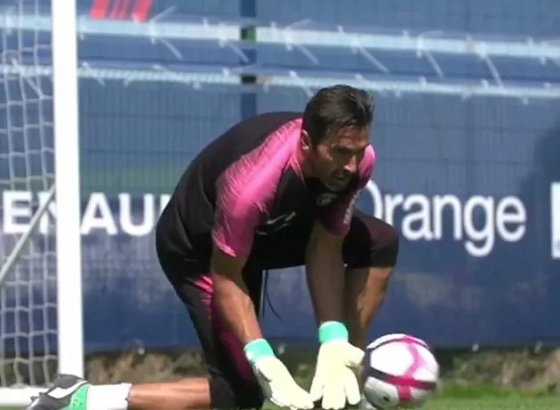 Buffon trở lại tập luyện sau trận ra mắt ác mộng cho PSG - Bóng Đá