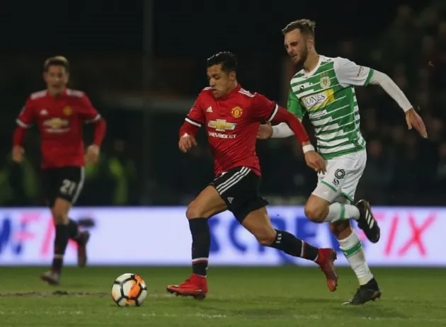 CĐV vây kín Alexis Sanchez sau trận ra mắt hoàn hảo - Bóng Đá