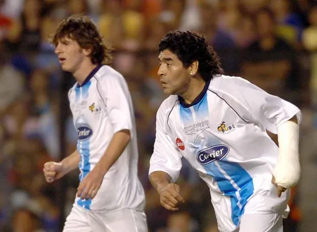 Điều gì đã xảy ra khi Messi và Maradona thi đấu cùng nhau năm 2005? - Bóng Đá