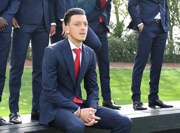 Ozil khiến fan nữ 