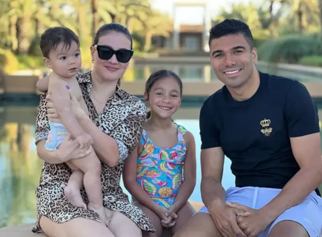 Meet new Man Utd star Casemiro’s stunning wife - Bóng Đá