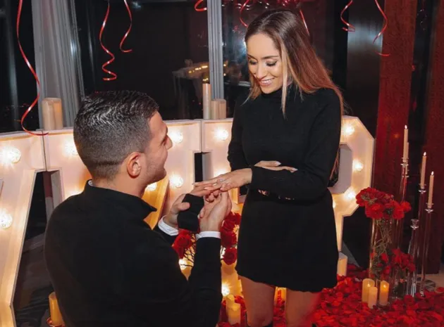 Diogo Dalot announces engagement to stunning partner Claudia Lopes - Bóng Đá