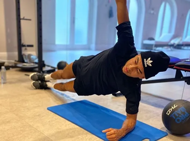 Jesse Lingard goes for run with fellow Man Utd youth team star Ravel Morrison as pals keep fit during lockdown - Bóng Đá