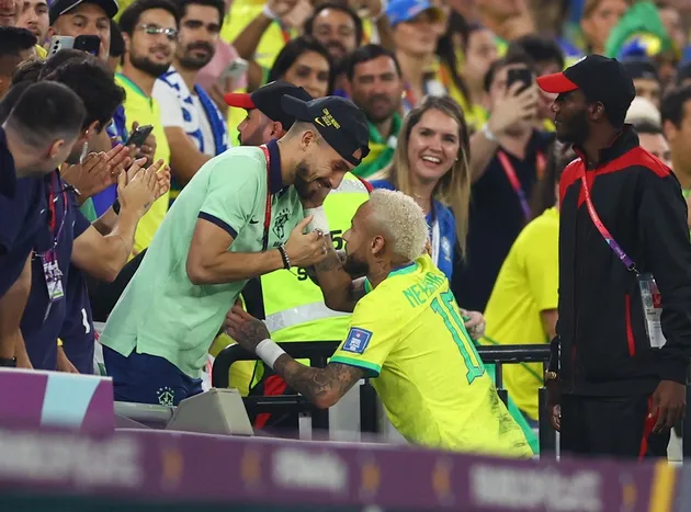 Neymar ran straight into Alex Telles after goal - Bóng Đá