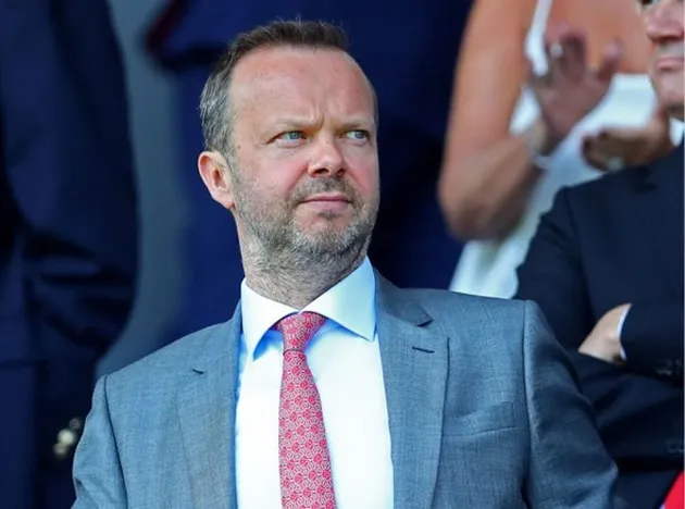 Angry Man Utd fans fly massive #GlazersOut banner over Old Trafford for Chelsea clash with owner Avram looking on - Bóng Đá