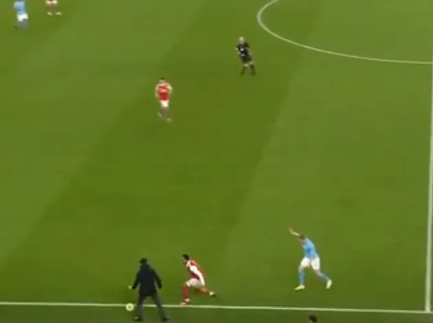 Toàn cảnh De Bruyne thô bạo với Arteta, bị CĐV Arsenal tấn công - Bóng Đá