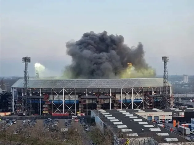 Feyenoord vs Ajax stopped TWICE as ex-Prem star bleeding after object thrown from crowd and stadium flooded with smoke - Bóng Đá