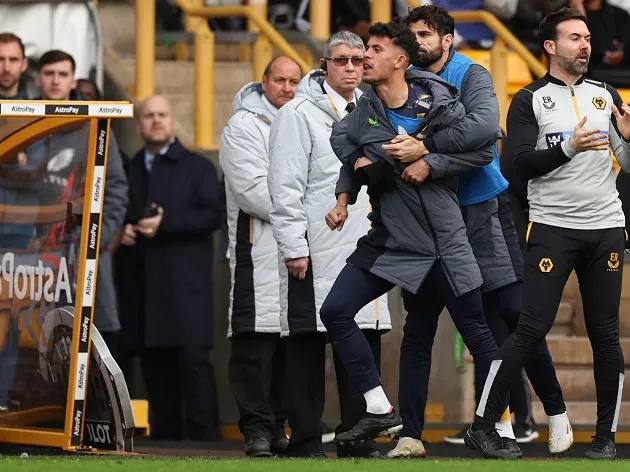 Diego Costa holds back furious Wolves star after red card for pushing assistant referee - Bóng Đá