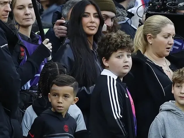 The Kim Kardashian curse is real! TV star watches Lionel Messi & PSG lose just days after attending Arsenal’s European exit - Bóng Đá