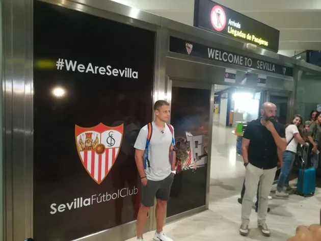 Javier Hernandez on the verge of return to Spain as West Ham wantaway poses in front of Sevilla crest after touching down - Bóng Đá