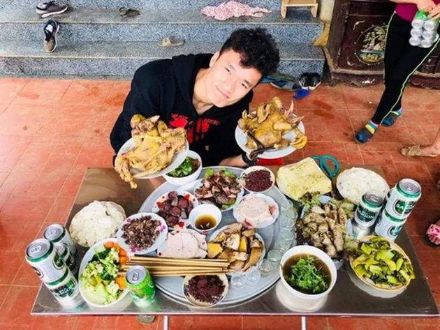 Bữa cơm ấm cúng đầu năm mới của gia đình Bùi Tiến Dũng - Bóng Đá