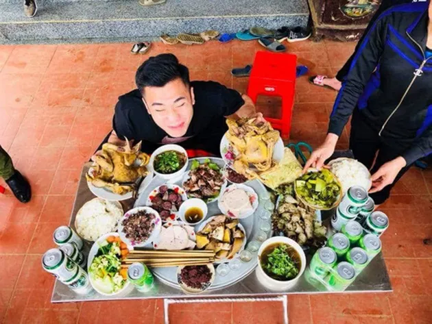 Bữa cơm ấm cúng đầu năm mới của gia đình Bùi Tiến Dũng - Bóng Đá