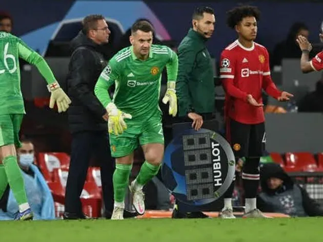 Bruno Fernandes congratulates Tom Heaton  - Bóng Đá