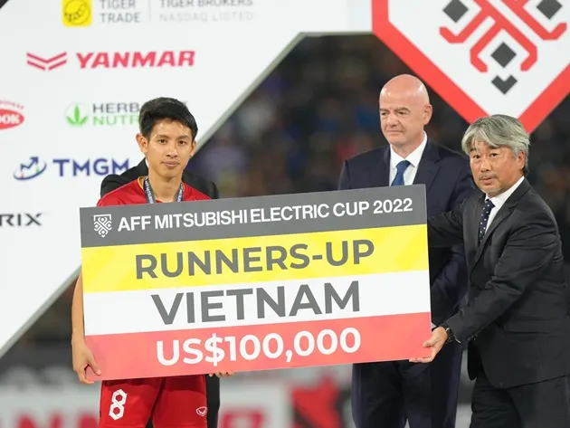 Đội tuyển Việt Nam nhận phần thưởng á quân AFF Cup 2022 từ Chủ tịch FIFA (Thanh Niên) - Bóng Đá