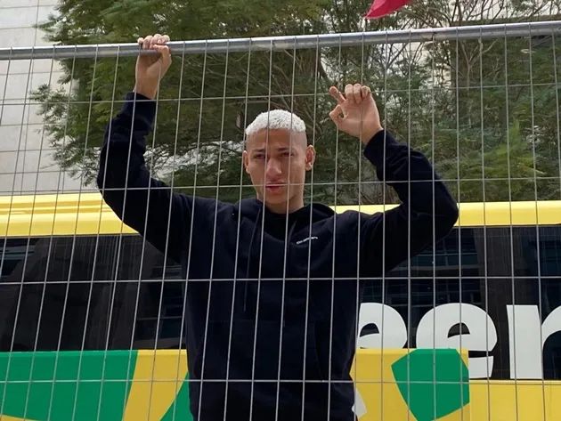 Devastated Richarlison joins Brazil flops on bus to airport as Neymar and Co head home - Bóng Đá