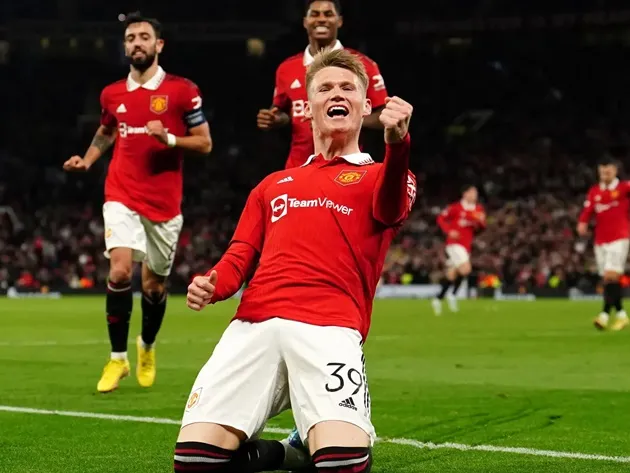 Scott McTominay holds TIGER and poses with bear - Bóng Đá