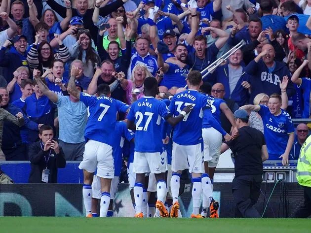 Shocking moment thug knocks out man as football fans brawl outside stadium after Leicester vs West Ham game - Bóng Đá