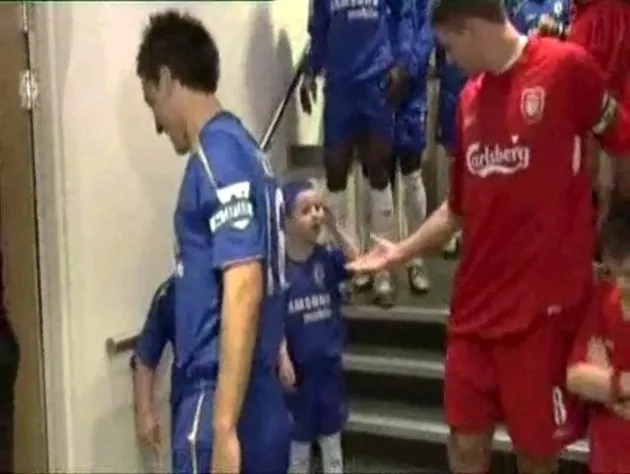 Watch hilarious moment cheeky West Ham mascot taunts Thiago Silva in tunnel  - Bóng Đá