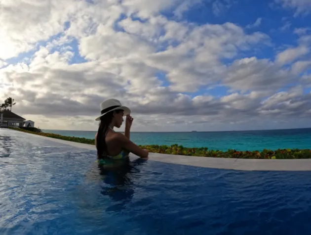 Chelsea keeper Kepa and Miss Universe girlfriend Andrea enjoy romantic Bahamas - Bóng Đá