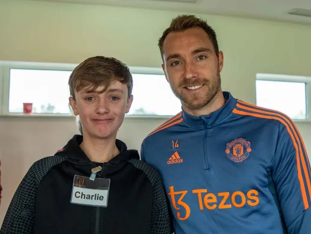 Man Utd aces in delighting children with serious illnesses on Carrington visit - Bóng Đá