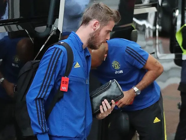 Pictures: Manchester United players arrive at hotel ahead of Leicester City match - Lingard bị trảm - Bóng Đá