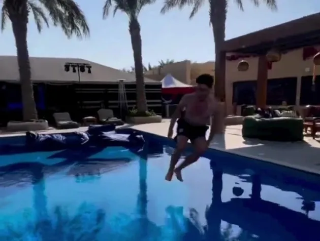 Jack Grealish and Declan Rice do keepie-uppies over England hotel POOL - Bóng Đá