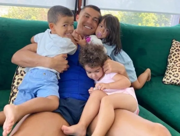 Ronaldo xuất hiện với bộ tóc mới - Bóng Đá