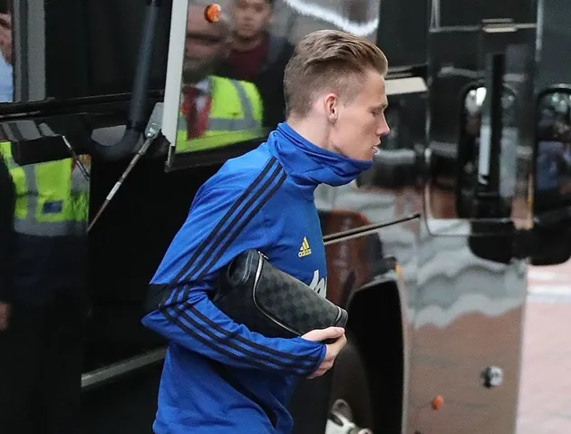 Pictures: Manchester United players arrive at hotel ahead of Leicester City match - Lingard bị trảm - Bóng Đá