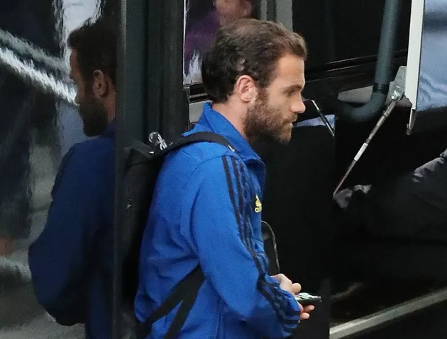 Pictures: Manchester United players arrive at hotel ahead of Leicester City match - Lingard bị trảm - Bóng Đá