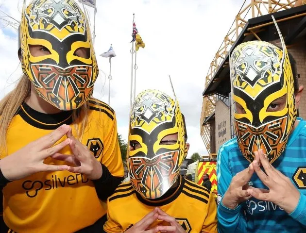 CĐV Wolverhampton mang mặt nạ đô vật ăn mừng mùa giải tuyệt vời - Bóng Đá