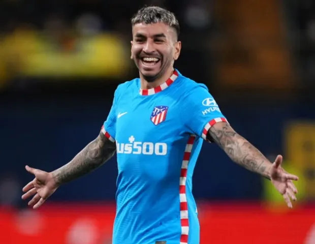 Sao Atletico ghi siêu phẩm từ giữa sân - Bóng Đá
