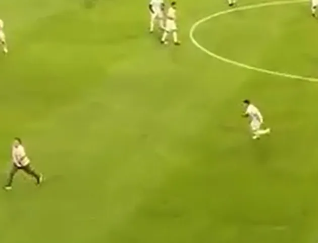 Shocking moment fan runs on to pitch and attacks Colombian football star - Bóng Đá