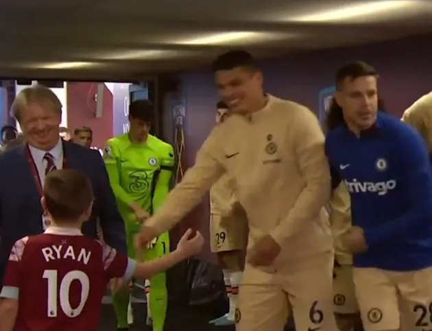 Watch hilarious moment cheeky West Ham mascot taunts Thiago Silva in tunnel  - Bóng Đá