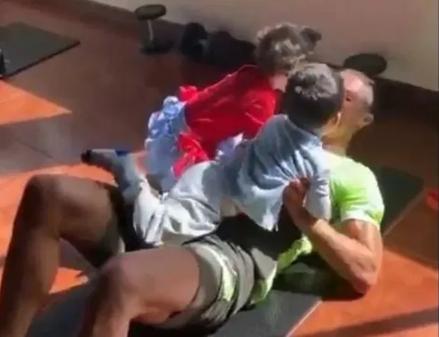 Cristiano Ronaldo uses his KIDS as weights while doing sit-ups as Georgina calls them ‘the best trainers’ - Bóng Đá