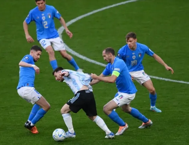  Jorginho bất lực, Chiellini xin 'miếng áo' Messi - Bóng Đá